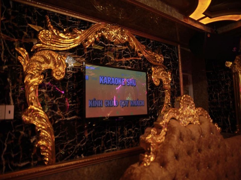 Hình ảnh thi công tấm PVC giả đá trong phòng Karaoke
